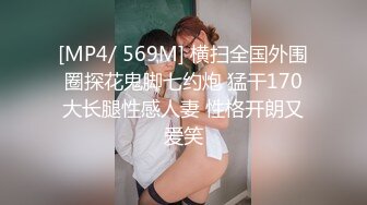 车里嘿咻嘿咻，还不忘记看看车外有没有人，