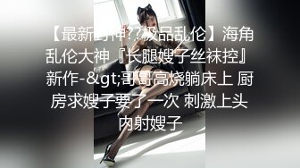 原来穿连体衣的小媳妇是这么上厕所的 拉便便不忘给老公打电话